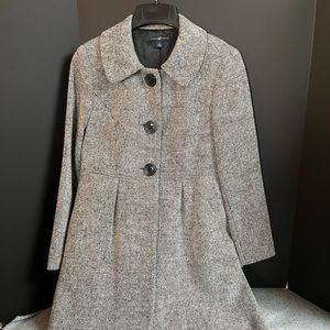 Beautiful tweed coat! Gently worn tween jacket with a A-line fit